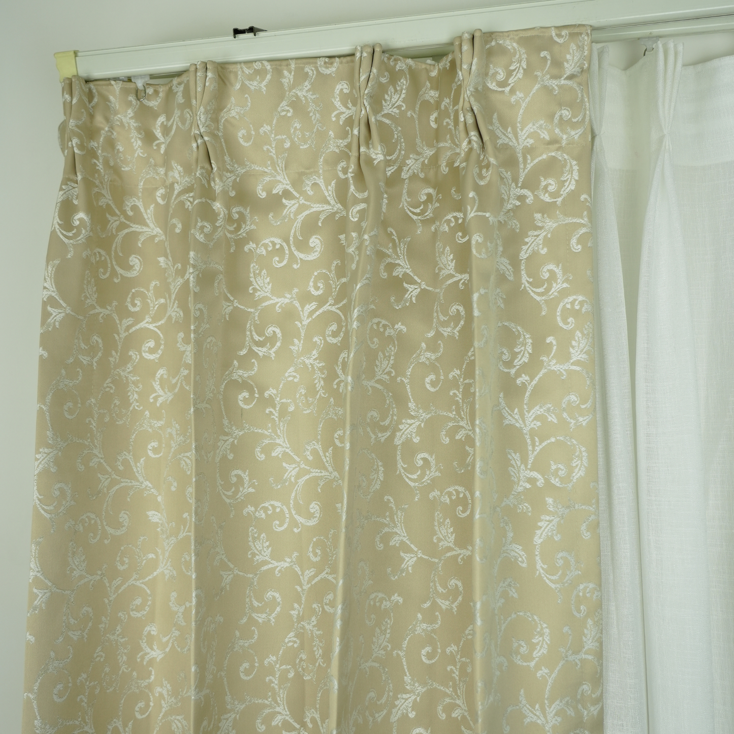 jacquard beige- white leaf design